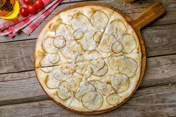 Pizza with pears and Gorgonzola cheese