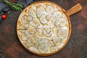Pizza with pears and Gorgonzola cheese