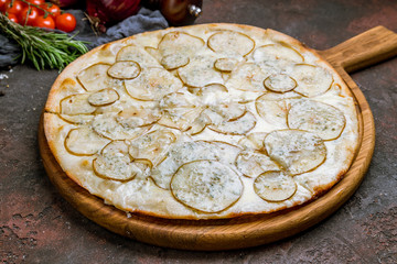 Pizza with pears and Gorgonzola cheese