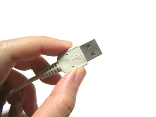 手に持ったUSBケーブル