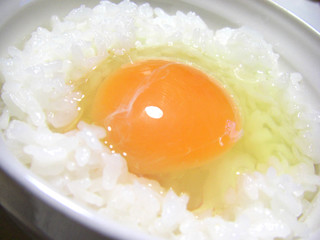 ご飯に乗せた生卵