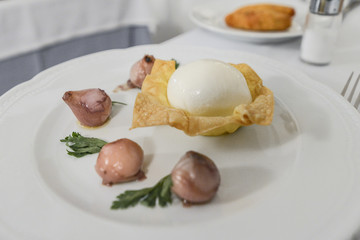 mozzarella in crosta di pane con contorno di lampone