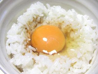 ご飯に乗せた生卵