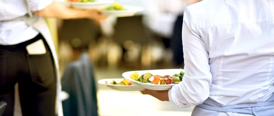 Deurstickers Bedienung serviert Essen für die Gäste im Restaurant © s-motive
