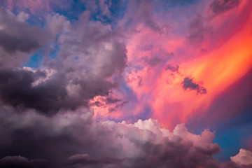 Obraz premium Brilliant light show as storm clouds dissipate following a late afternoon thunderstorm in Cocoa Beach, Florida (USA). 