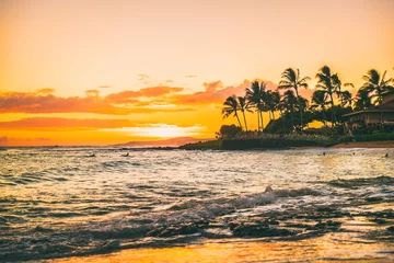 Foto auf Glas Hawaii-Strandsonnenuntergang-Sommerparadies-Ferienlandschaft. © Maridav
