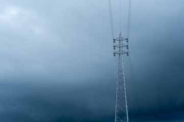 雲行きの怪しい空と送電線