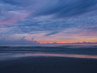 Fototapeta na wymiar sunset on the beach at hua-hin thailand