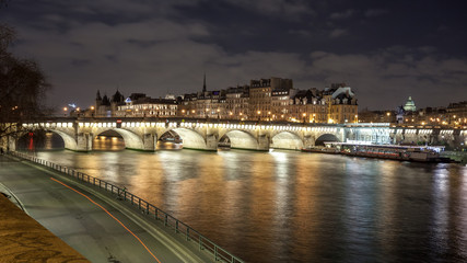 Obraz premium Beautiful view on Seine river in Paris at night. France.