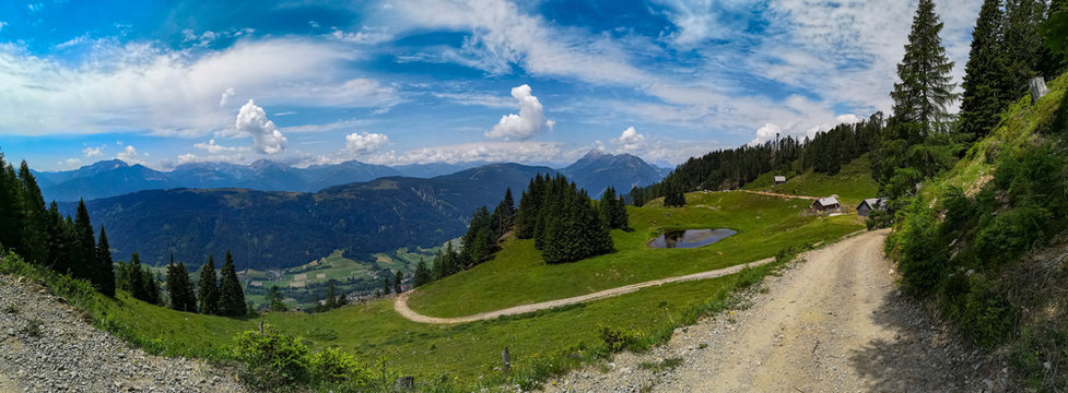 Landschaft in Kärnten Österreich Panorama Wanderweg  zur Hütte 