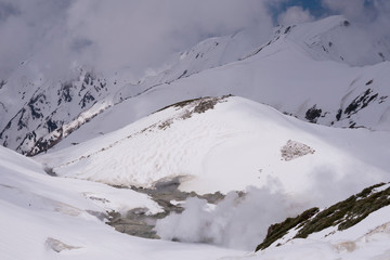 立山から撮影した雲で覆われた雪山