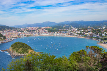 Fototapeta na wymiar panoramic and landscape of the beach of the shell in san sebastian, donostia, spain