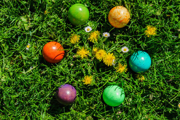 Ostereier im Rasen