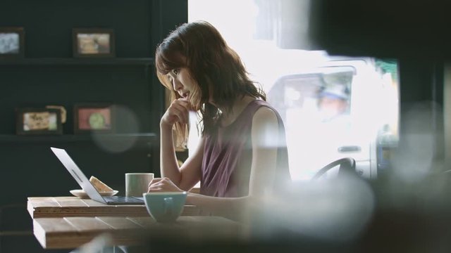 悩む女性・パソコン・カフェ