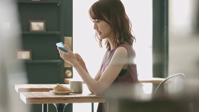 カフェ・女性・スマートフォン