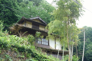 日本の壊れていて古くて美しい建物