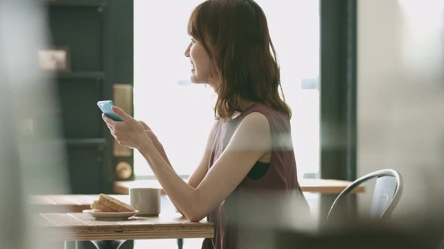 カフェ・女性・スマートフォン