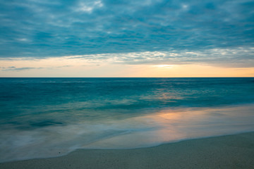 Fototapeta na wymiar 宮古島で波音が響く夕陽の海岸線