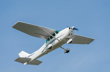 Single-engine sports plane