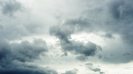 嵐の前の曇り空