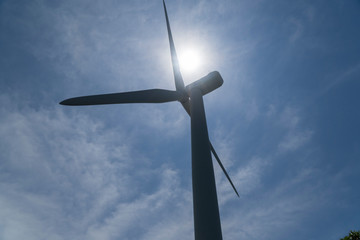 風力発電の風車と青空