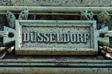 Schriftzug Düsseldorf auf altem Hinweisschild als Wegweiser zur Landeshauptstadt von Nordrhein Westfalen