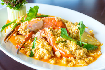 Fototapeta na wymiar Stir fried shrimp or prawn in curry powder the famous delicious Thai food