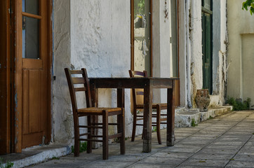 Griechische Taverne mit zwei Holzstühlen