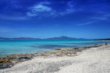 Einzelne Person am weissen Sandstrand und türkisblaues Meer
