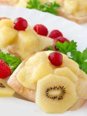 Toast bread scolloped with cheese