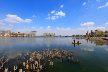 Naklejka premium Fishing boats catch nets in lakes, China
