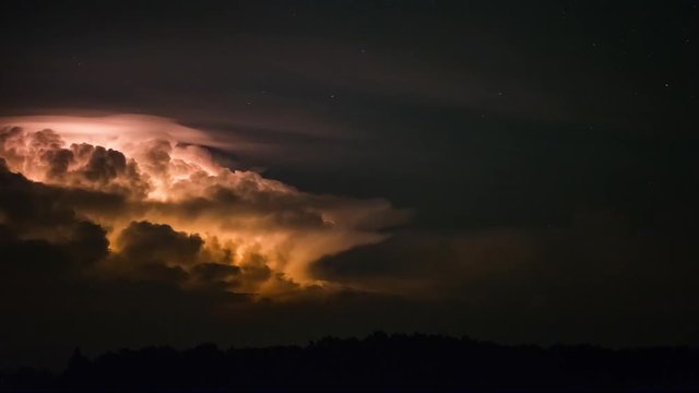 Timelapse video of intense lghtning in the clouds at night