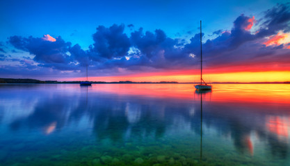 Segelboot beim Sonnenuntergang