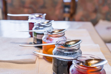 Ostereier färben Zuhause in der Küche mit Gurkengläser und verschiedenen Farben, Deutschland