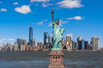Papier Peint photo Statue de la Liberté La Statue de la liberté sur la scène du côté de la rivière du paysage urbain de New York dont l& 39 emplacement est Lower Manhattan, Architecture et bâtiment avec concept touristique