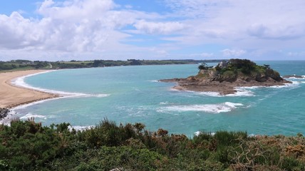 Panorama sur la plage et l'île du Guesclin, à Saint-Coulomb en Bretagne (France)