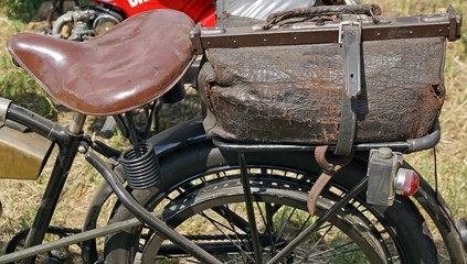 Altes Motorrad mit Doktortasche