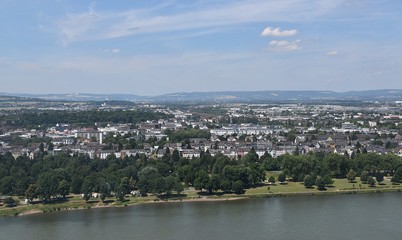 Fototapeta na wymiar Niemiecki zakątek, w którym Mosel spotyka Ren w Koblenz