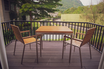 Obraz premium Wooden table and chair set on the balcony of the house