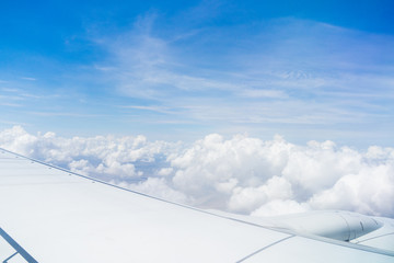 Fototapeta na wymiar 空　雲の上　飛行機の窓からの景色