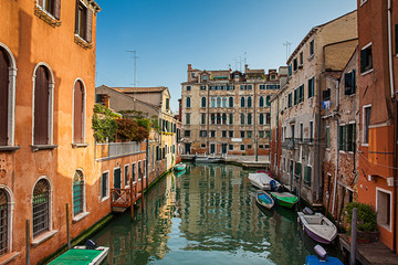 Fototapeta na wymiar The picturesque canals of the beautiful Venice city