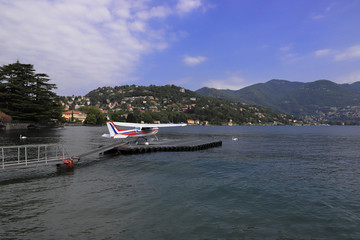 Obraz premium idrovolante sul lago a como in italia, seaplane on the lake in como in italy