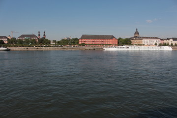 Obraz premium View on Meinz from the Rhine river
