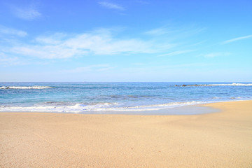 Fototapeta na wymiar waves on the water of a sandy summer beach