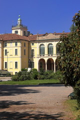 Fototapeta na wymiar palazzo storico giallo a milano in italia, yellow historical building in milan city in italy 