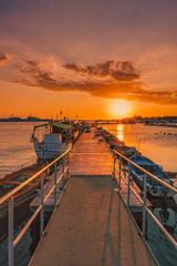 Obraz premium sunset on pier