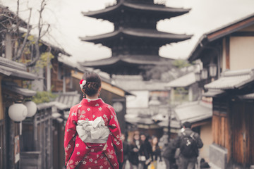 Obraz premium Asian woman wearing traditional Japanese kimono walking in the old town of Kyoto, Japan