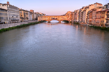 Obraz premium A view of the Arno River and the Ponte Vecchio in Florence, Italy.