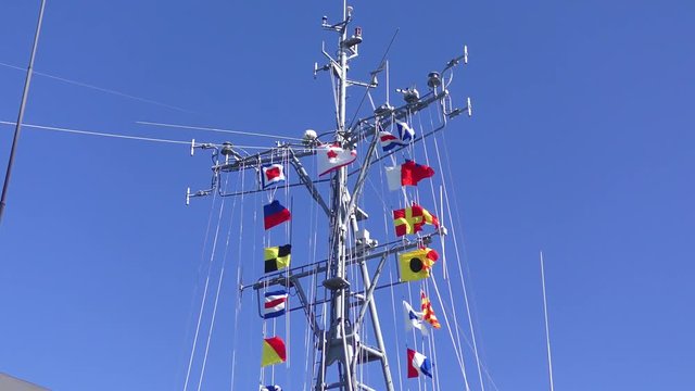 青空にはためく国際信号旗