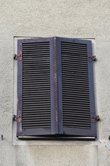 okna i sukiennice w zabytkowych fasadach domu © Iwona